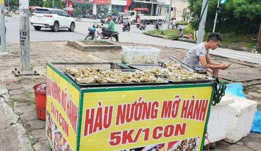 Hàu nướng mỡ hành, bỏ phô mai... bán đồng giá 5.000 đồng/con trên vỉa hè