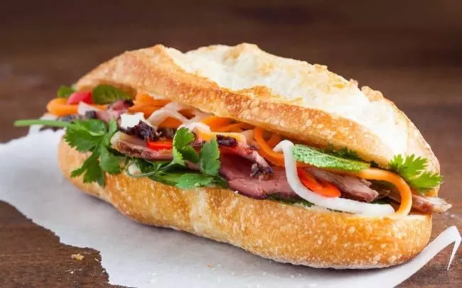 Bánh mì ăn kèm thịt và rau củ là một bữa sáng ngon và bổ dưỡng