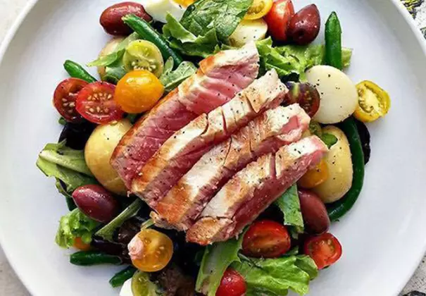 Cách làm salad cá ngừ ngon tại nhà nhiều dinh dưỡng - 8