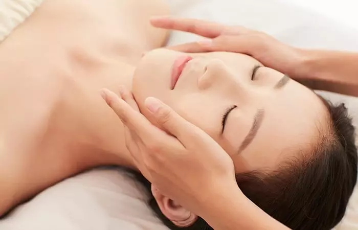 Massage da mặt để vitamin E thẩm thấu vào da tốt hơn