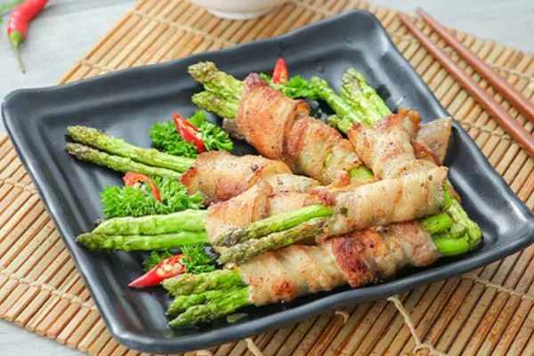 Thịt ba chỉ bò cuộn măng tây áp chảo