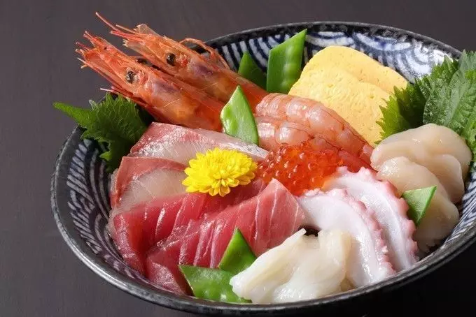 Chirashi sushi