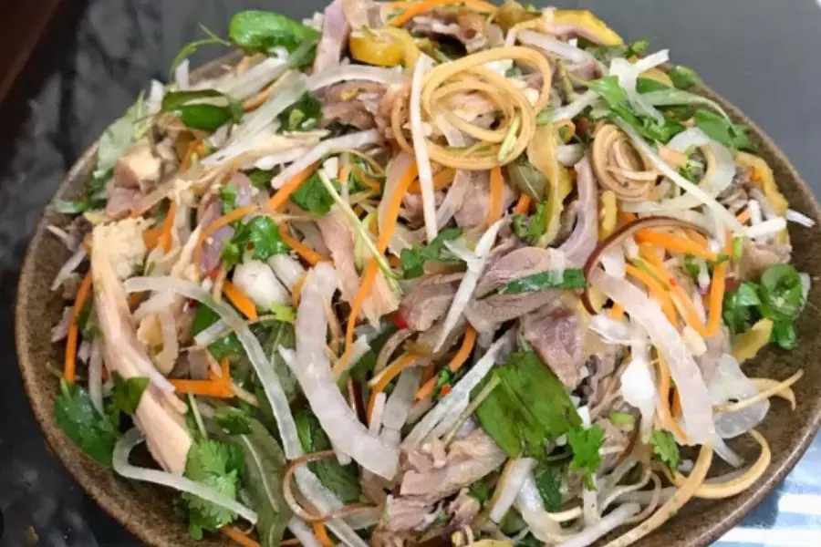 Một dĩa salad rau củ tươi ngon cho mâm cơm đãi khách