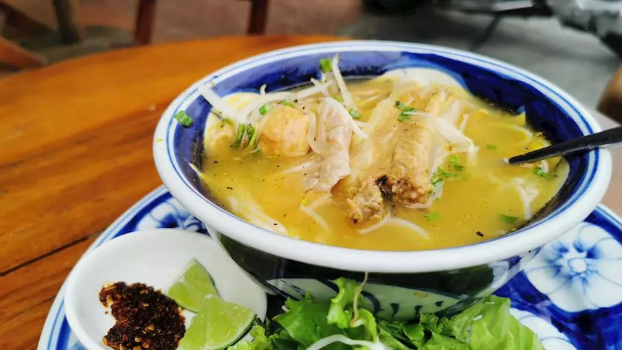 Bún bò Huế là đặc sản nổi tiếng của đất Cố đô