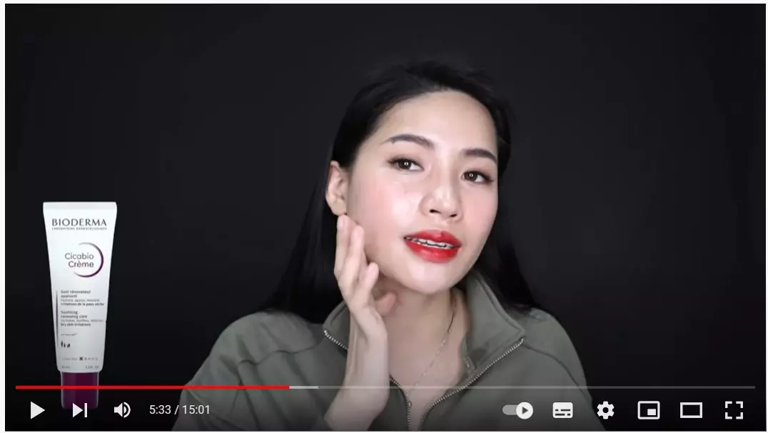 Beauty blogger Hà Linh đã chia sẻ về kem dưỡng ẩm Bioderma như sau: “Sản phẩm có chất kem xám nhẹ và không dùng chất tạo màu, độ thẩm thấu khá cao,.. Nhìn chung là đối với sản phẩm này mình phải nói là ở mức độ khá là tốt, tuy nhiên với những bạn có làn da cực kỳ, cực kỳ khô thì,…”