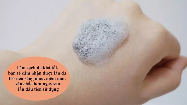 Mặt nạ Sum37 có dạng gel màu đen