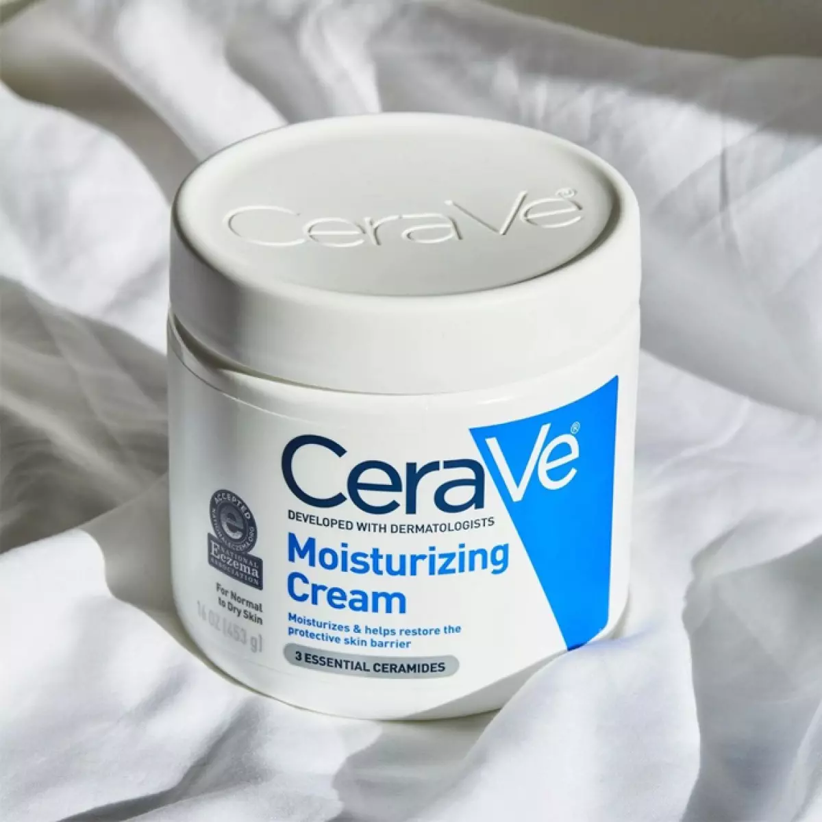 Kem dưỡng Cerave Moisturizing Cream được các tín đồ skincare yêu thích và đánh giá cao