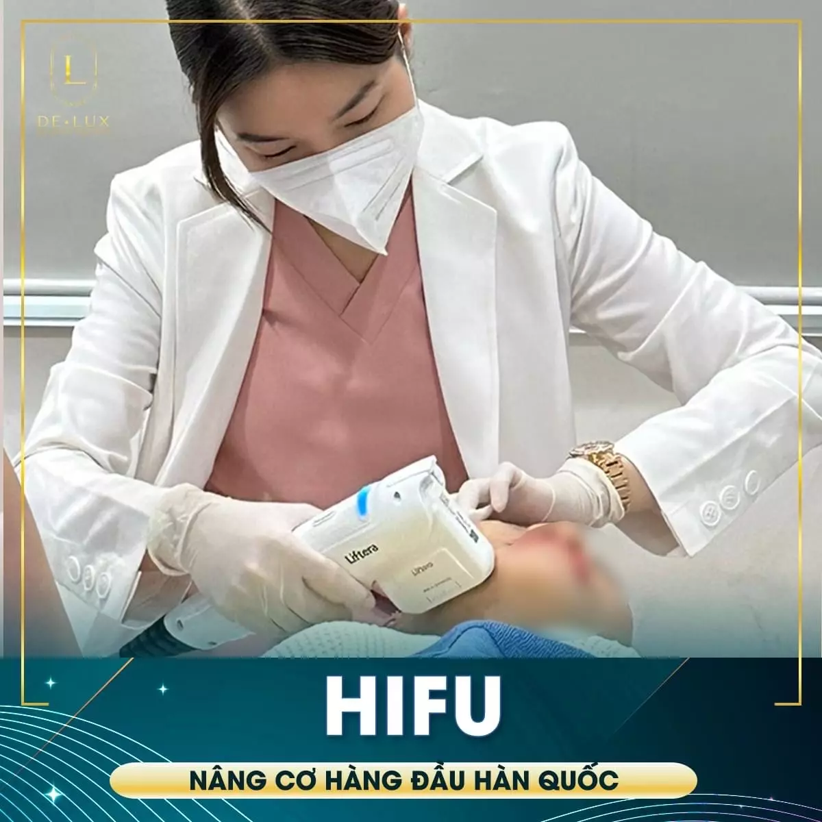 hình bác sĩ đang thực hiện liệu trình hifu liftera