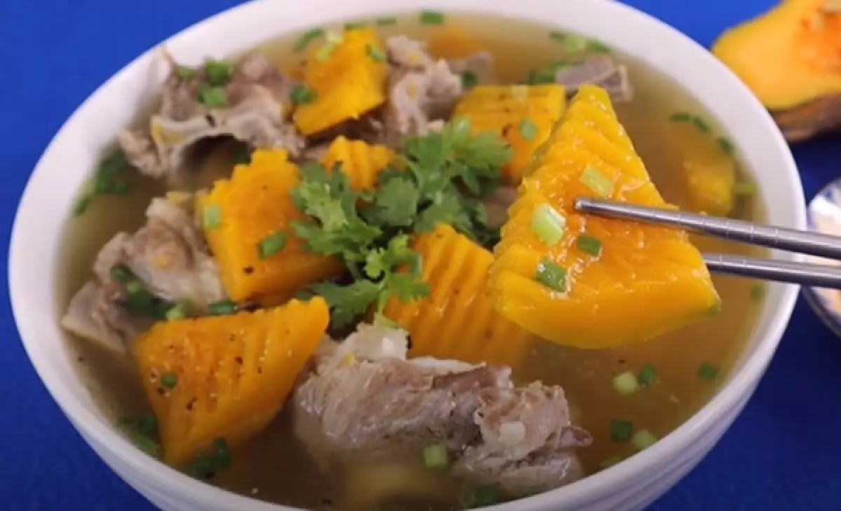 Canh bí đỏ xương hầm