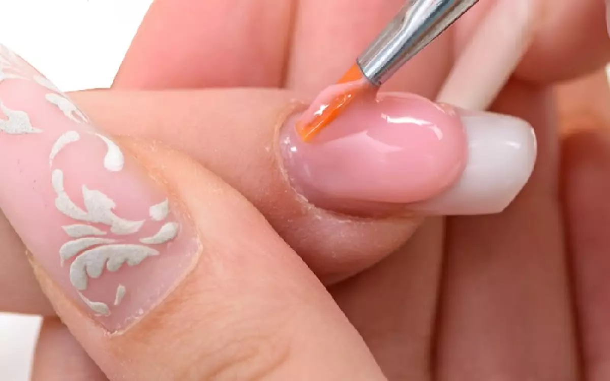 Đắp bột nail là một kỹ thuật phổ biến ngày nay giúp khách hàng có một bộ móng dày, đẹp