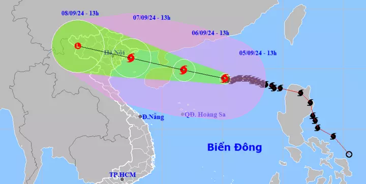 Ông Mai Văn Khiêm, Giám đốc Trung tâm Dự báo Khí tượng Thủy văn Quốc gia, đang phát biểu tại cuộc họp.