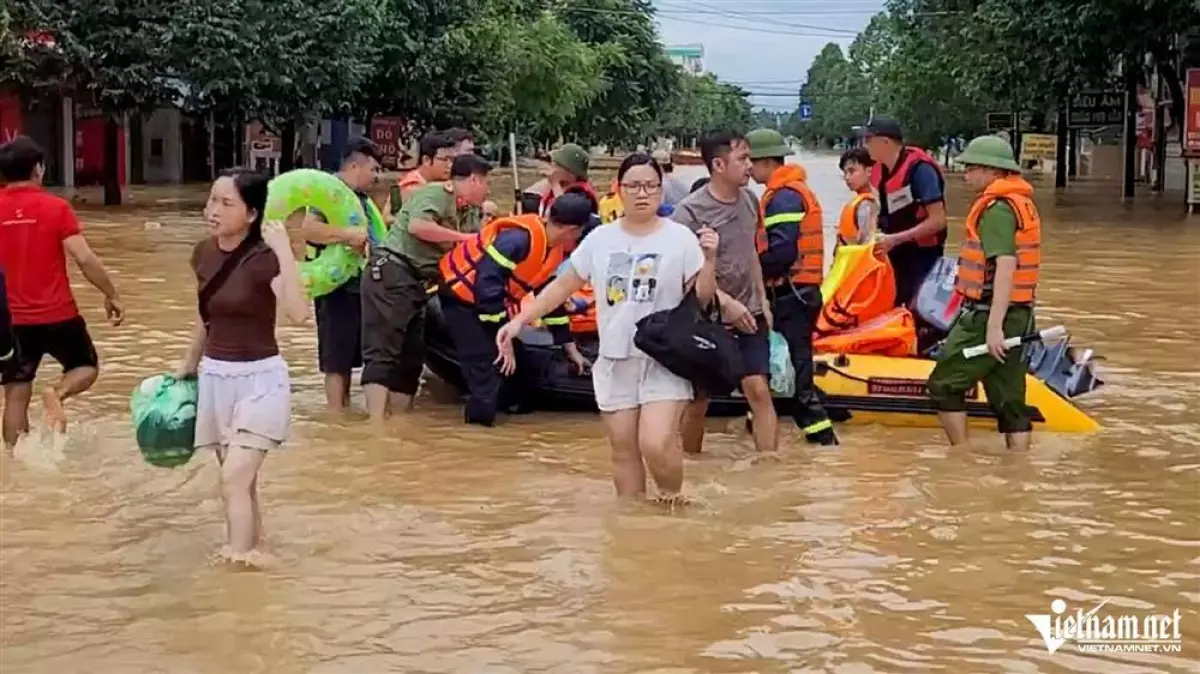 Lực lượng chức năng ở Thái Nguyên hỗ trợ nhân dân vùng ngập lụt.